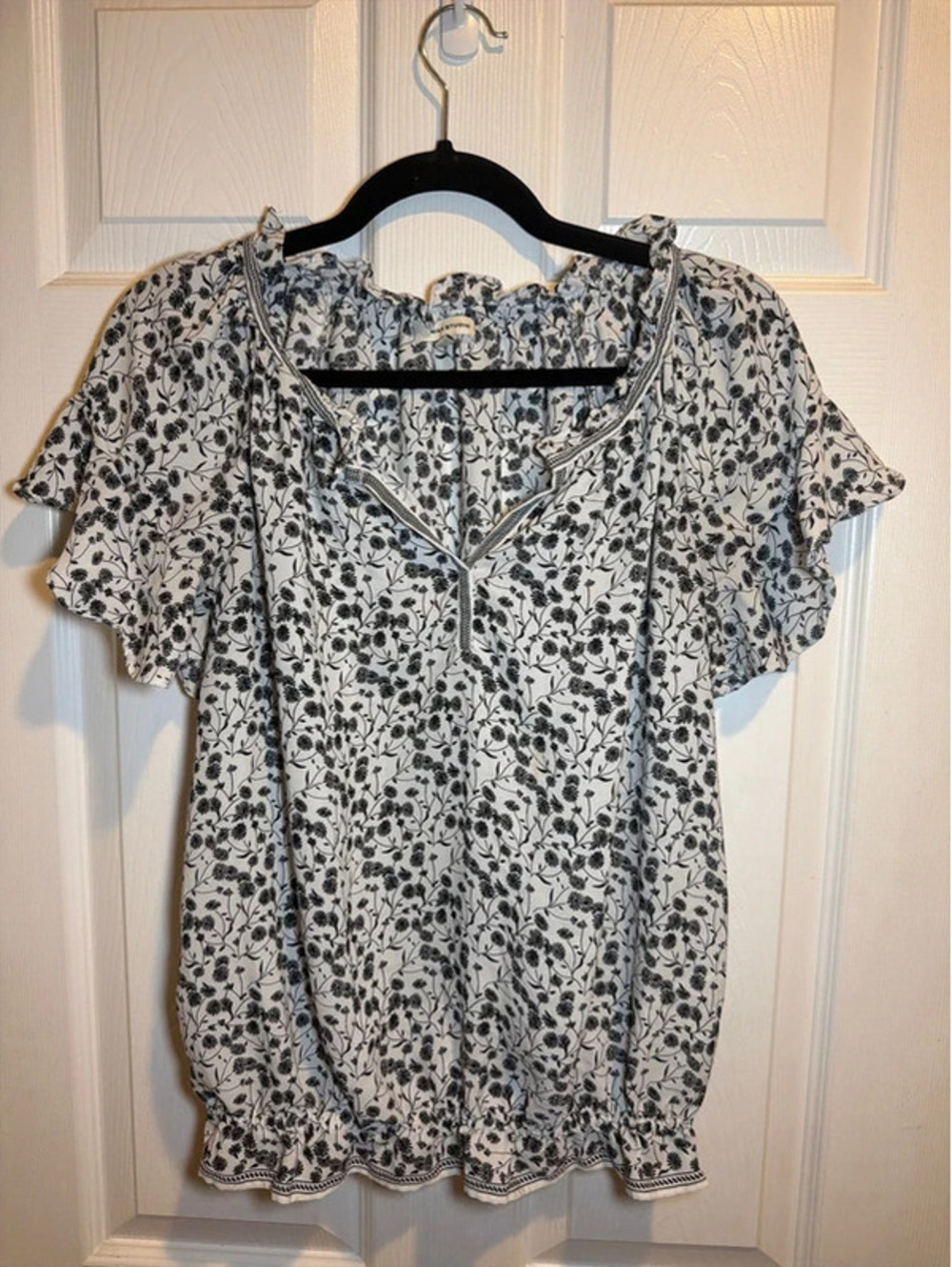 Max Studio Black & White Floral Ruffle Blouse Size Medium